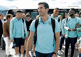 La plantilla rojiblanca a su llegada a Loiu para poner rumbo a Dortmund.