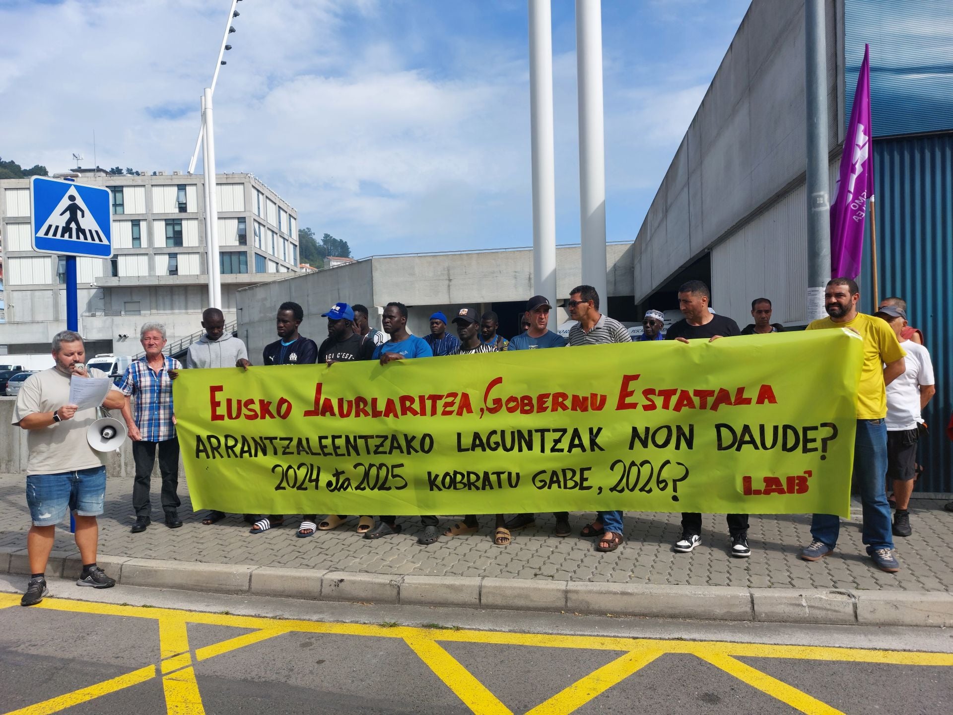 Los marineros afectados por la veda en una concentración de protesta en Ondarroa.