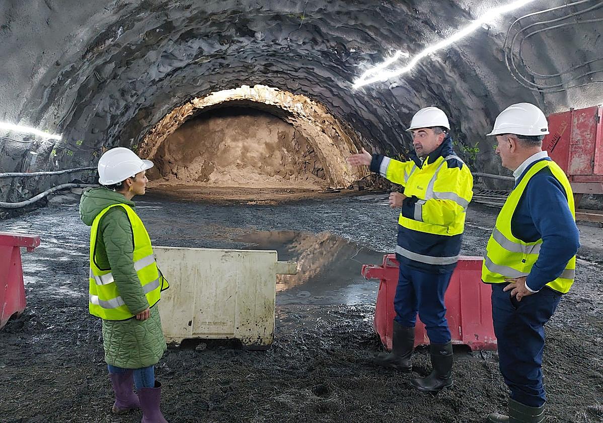 El diputado de Infraestructura Carlos Alzaga con Iratxe Lasa y Jesus Iriondo.