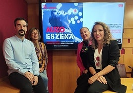 Sonia Díaz de Corcuera, concejala de Cultura, Andoni Quintana, presidente de la asociación Teatracho, Rebeca Martínez, integrante de Teatracho y Arantza Casaul, directora escuela A2 Fotógrafos, durante la presentación.
