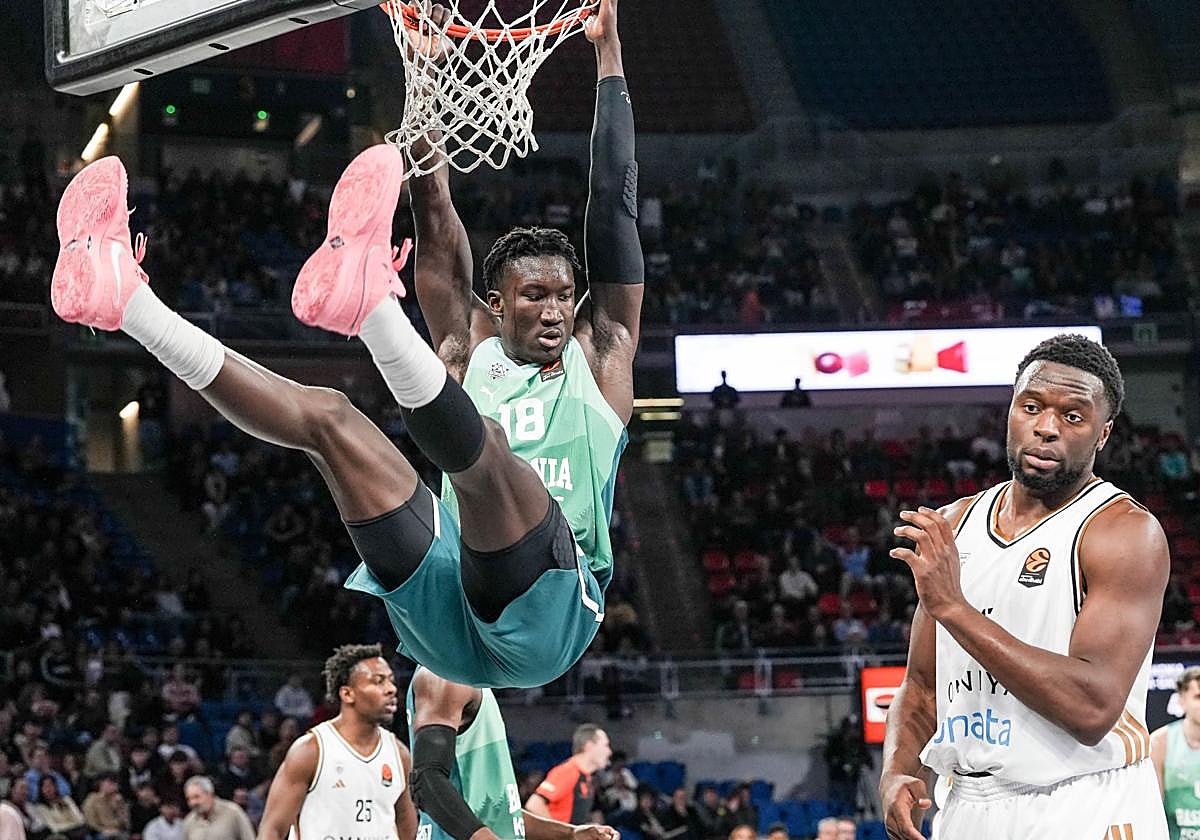 Khalifa Diop machaca el aro rival.