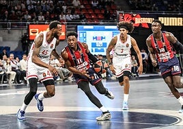 Forrest trata de superar al exbaskonista Donta Hall.