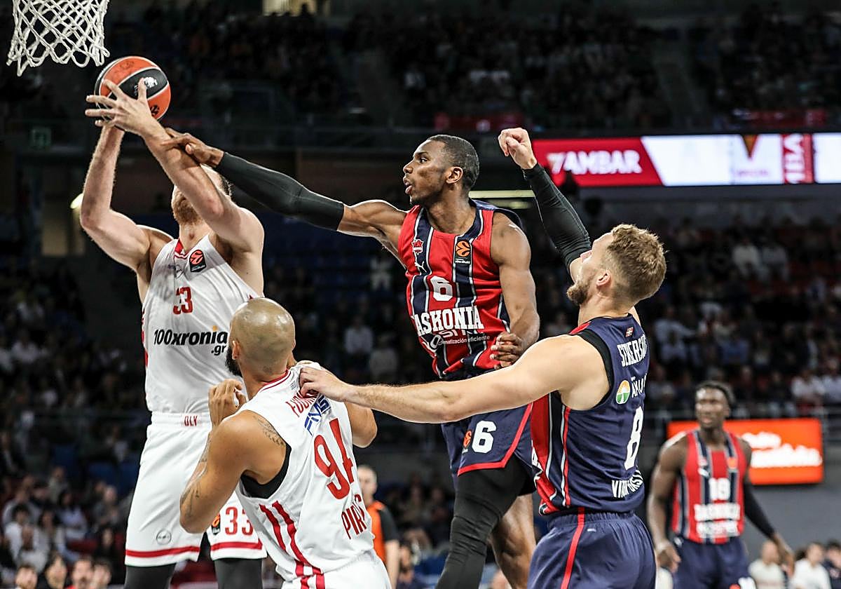 Diallo y Sedekerskis pugnan por el rebote con Milutinov y Fournier.