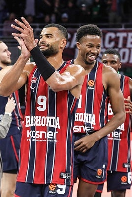 Los jugadores del Baskonia aplauden a su afición al final del partido.