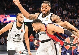 Luwawu-Cabarrot trata de superar a un rival.