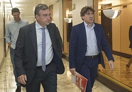 Aitor Esteban y Eneko Andueza, en los pasillos del Parlamento vasco.
