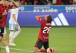 Bauza y El Jebari se lamentan tras el balón que se topó con el larguero.