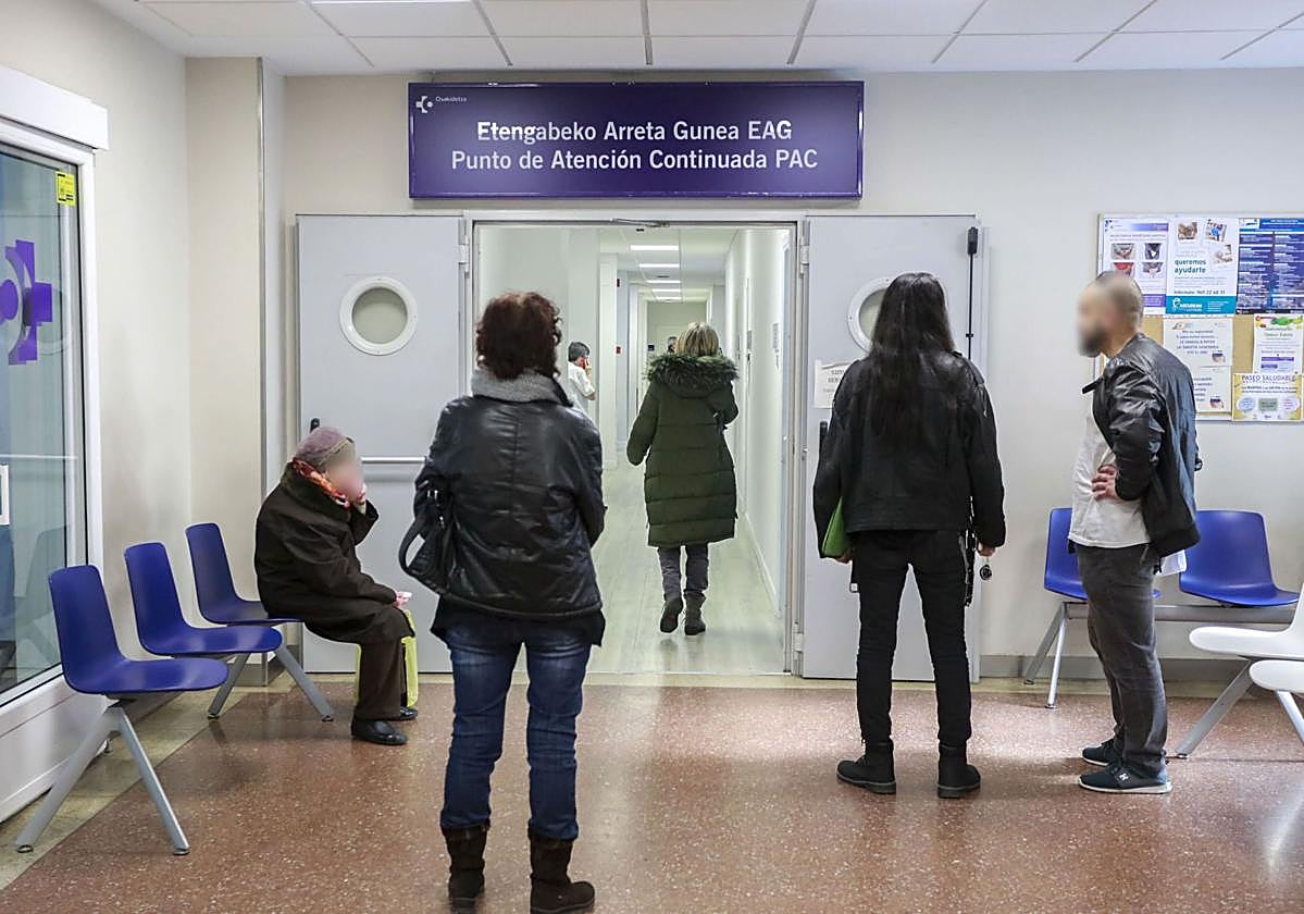 Varios pacientes en el ambulatorio de Olaguibel.