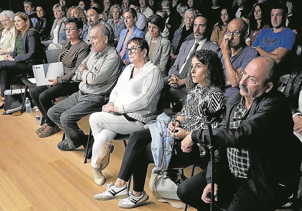 Familiares de las asesinados por los GAL en el Hotel Monbar y autoridades, en la inauguración de la exposición en la sala Lluch de Donostia.