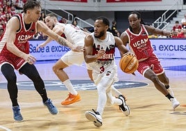 Markquis Nowell controla el balón ante la presión de Michael Forrest, base jamaicano de UCAM Murcia.