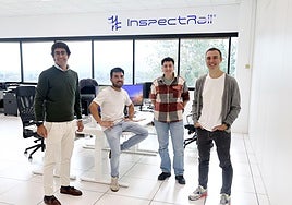 Pablo Burgos, Alejandro Pérez, Jaione Arrizabalaga y Unai Alvarado posan en las instalaciones de InspectRail en Miramon.