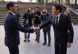 El lehendakari, Imanol Pradales, saludó al consejero de Hacienda, Noël d'Anjou, antes de la presentación del plan en La Bolsa de Bilbao.