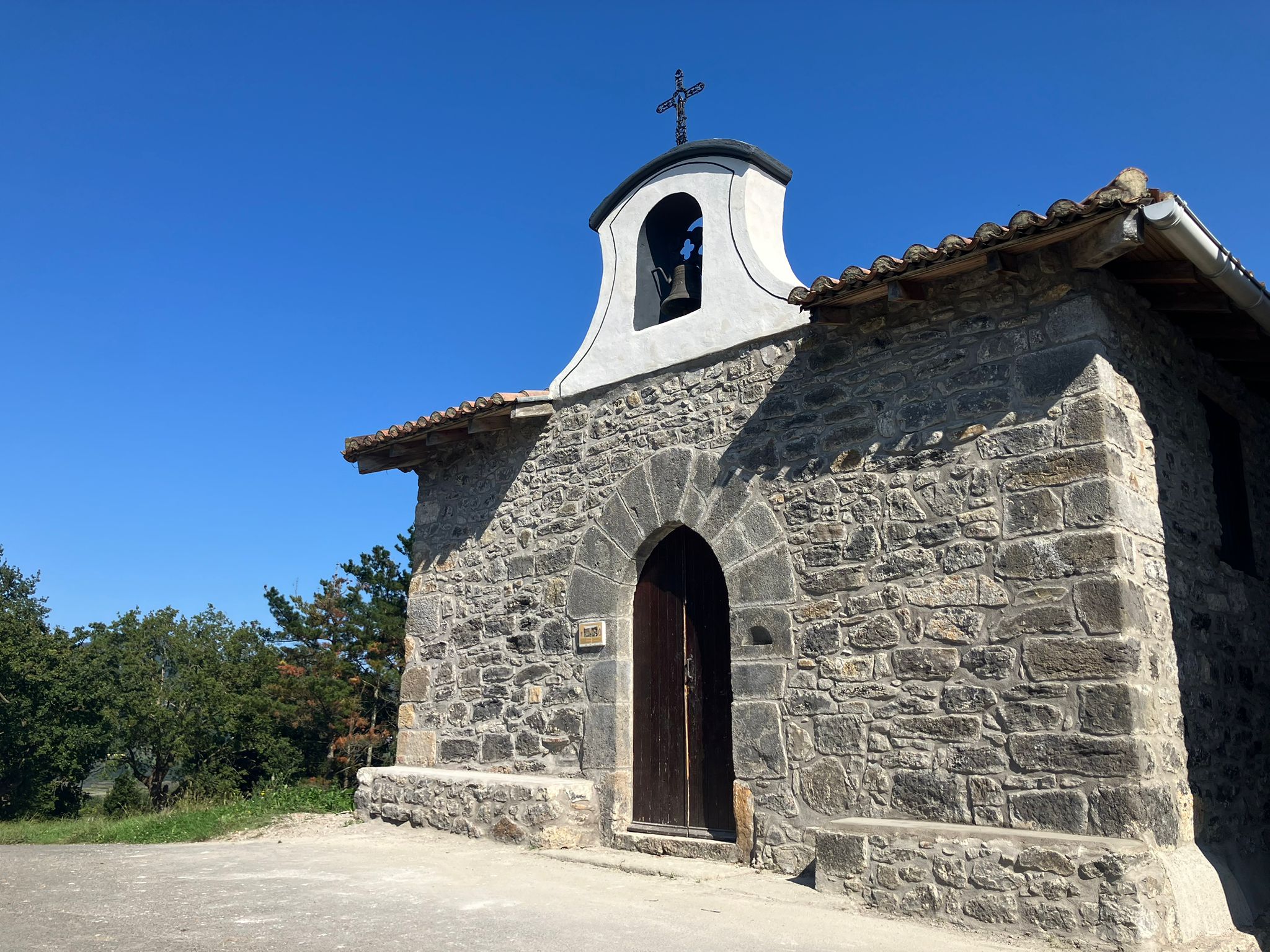 Imagen del exterior de la ermita de San Gregorio o Triñe en Forua.