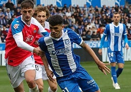 Aleñá pugna con Kumbulla durante el Alavés-Espanyol del curso pasado.
