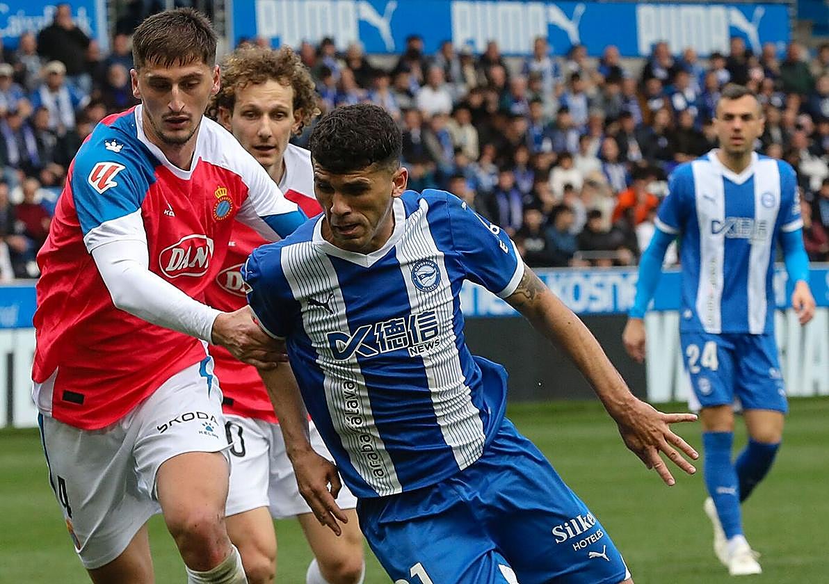 Aleñá pugna con Kumbulla durante el Alavés-Espanyol del curso pasado.