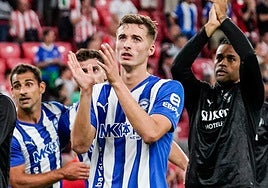 Pacheco aplaude a la grada de San Mamés tras el triunfo en el derbi.