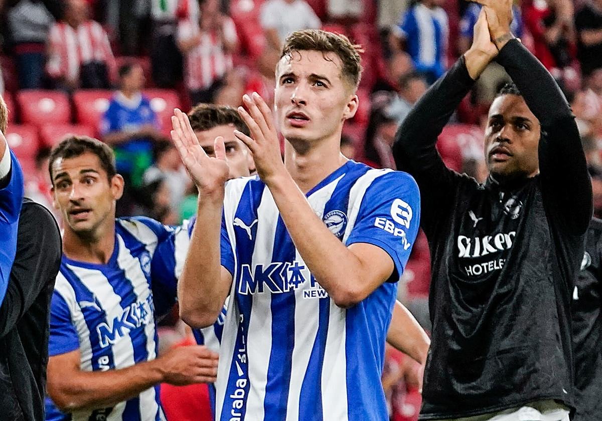 Pacheco aplaude a la grada de San Mamés tras el triunfo en el derbi.