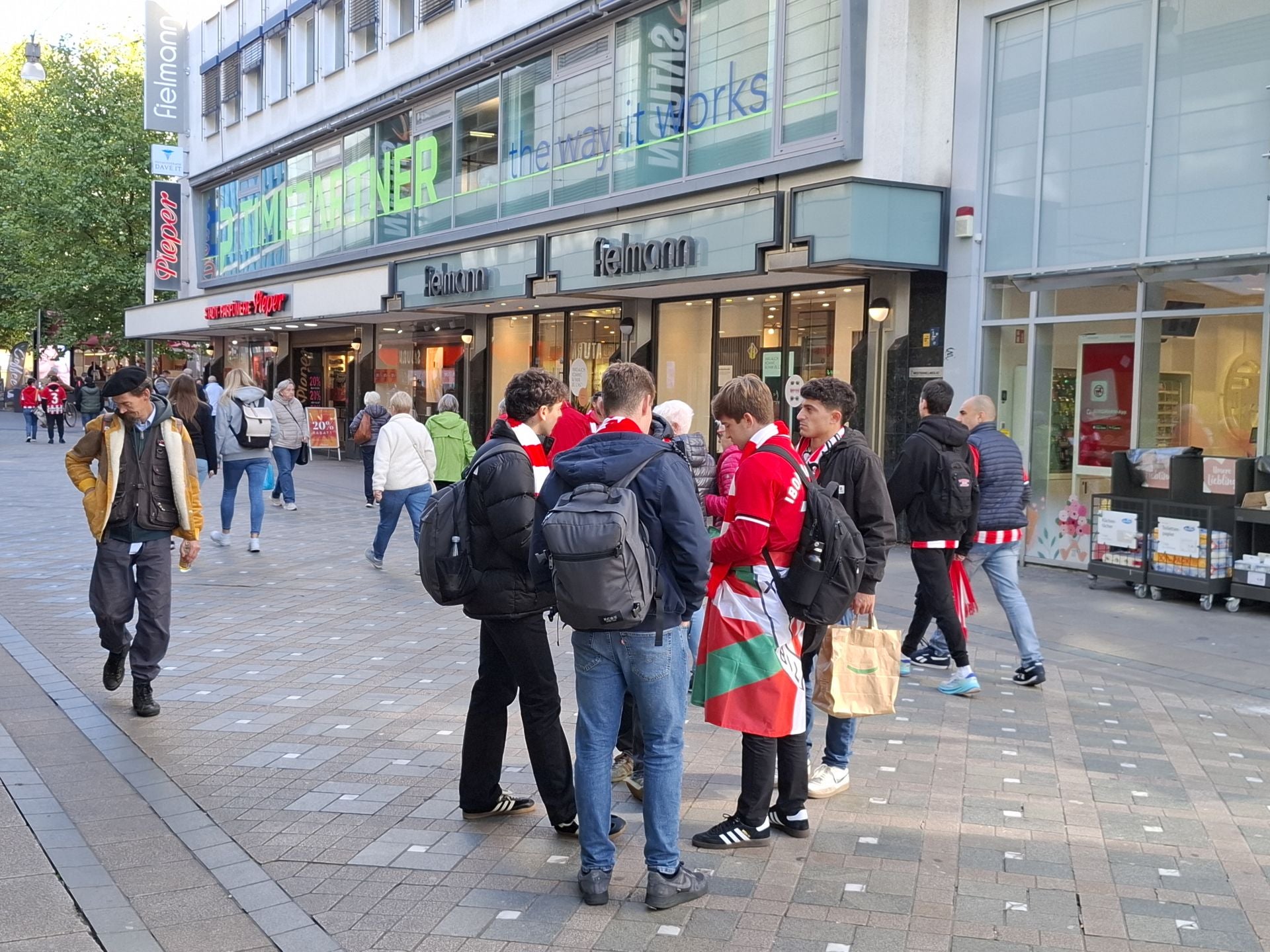 Todas las imágenes del ambiente previo al Borussia Dortmund-Athletic