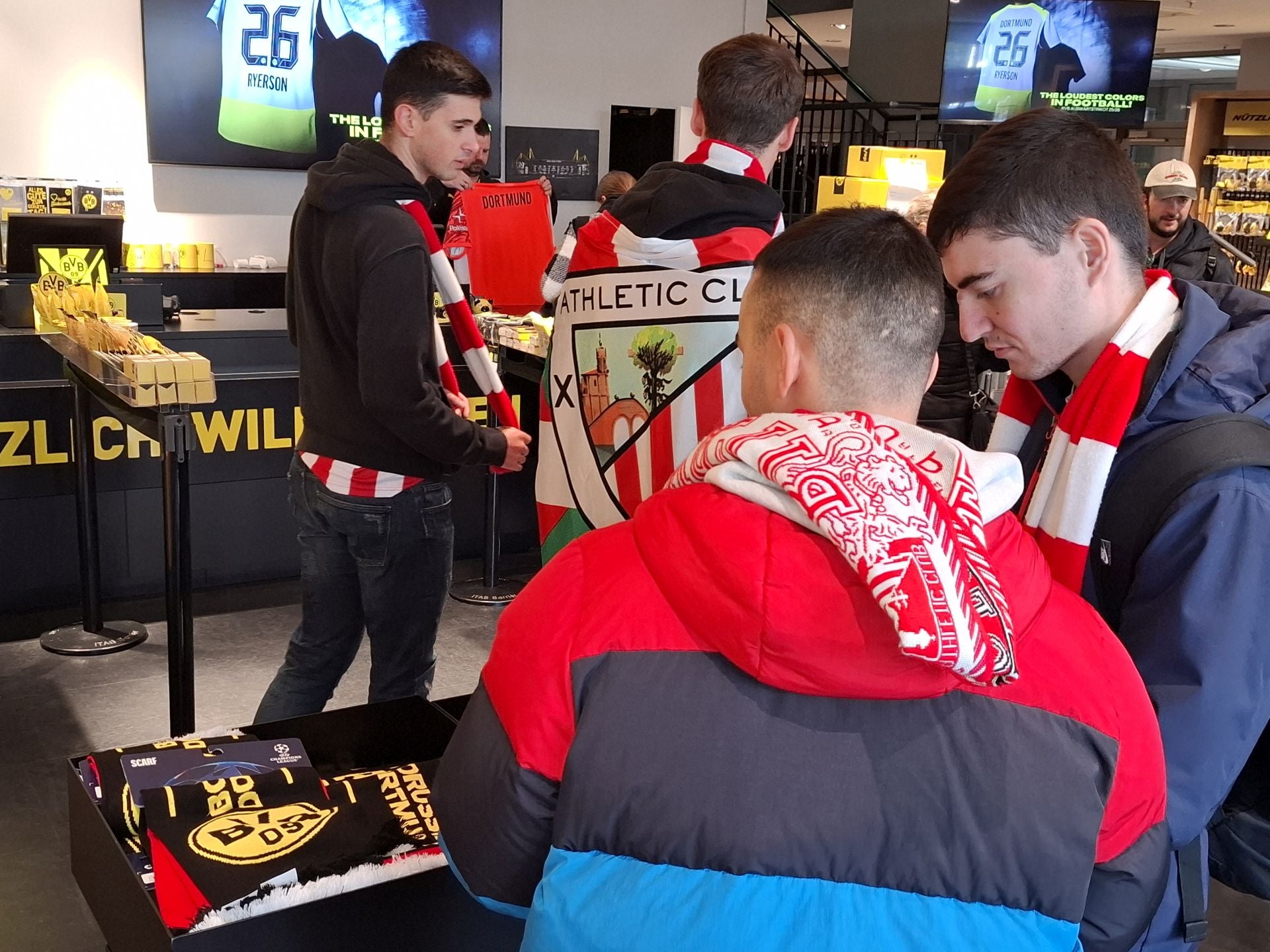 Todas las imágenes del ambiente previo al Borussia Dortmund-Athletic