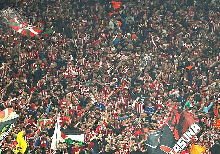 El gesto de reconocimiento de la afición del Dortmund con la del Athletic