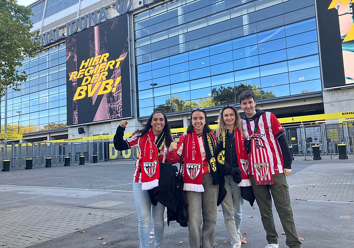 Gema Retamero, primera por la izquierda, con tres amigos de Bilbao ante el estadio del Dortmund.