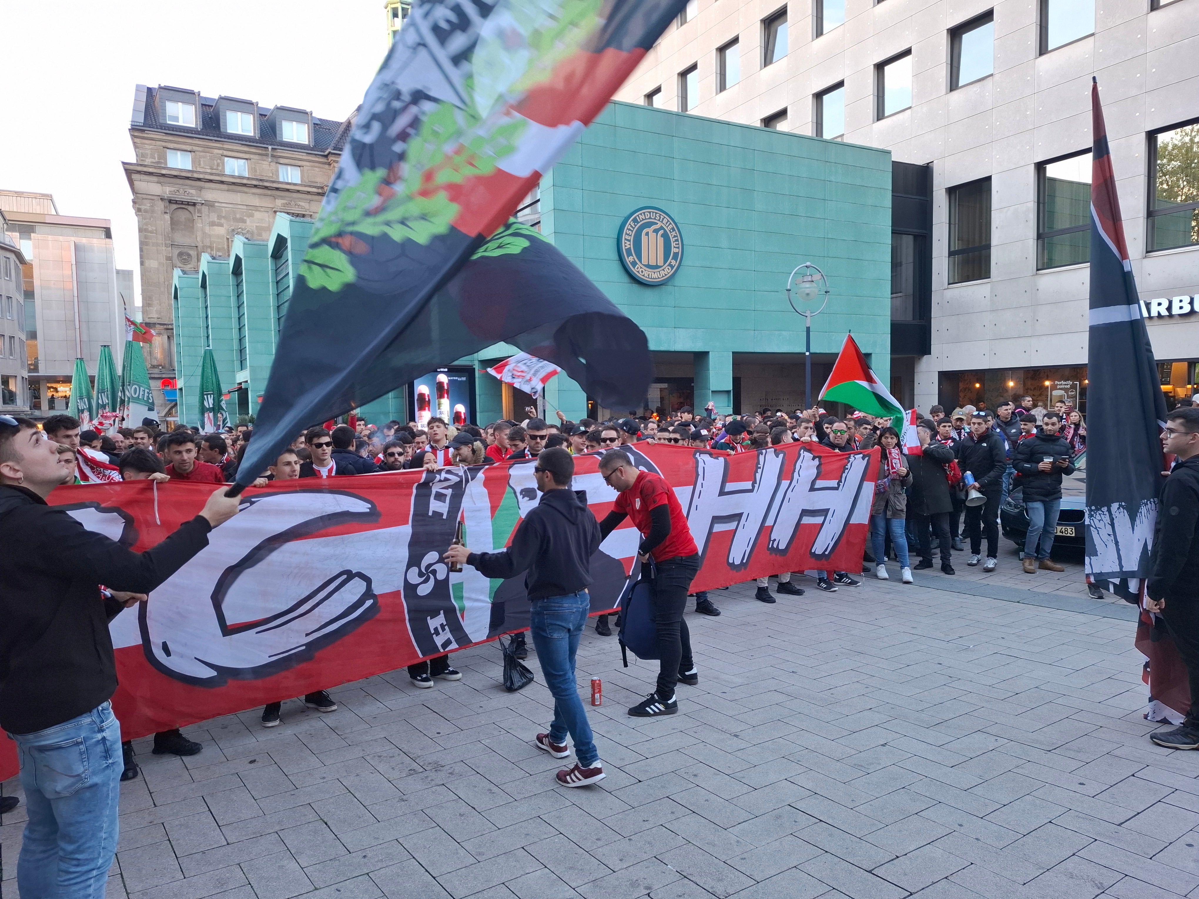 Todas las imágenes del ambiente previo al Borussia Dortmund-Athletic