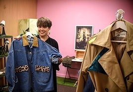 María Zárate crea pendientes cañeros y ropa única en un céntrico piso de Bilbao.