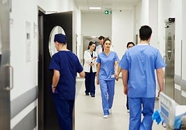 Profesionales médicos en un centro sanitario.