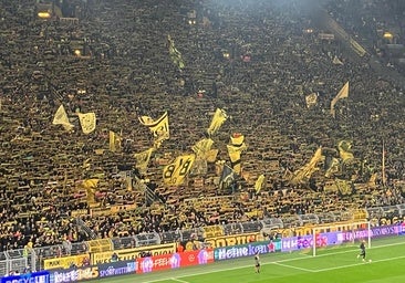 Así rugió ante el Athletic el muro amarillo, la grada de animación más potente de Europa