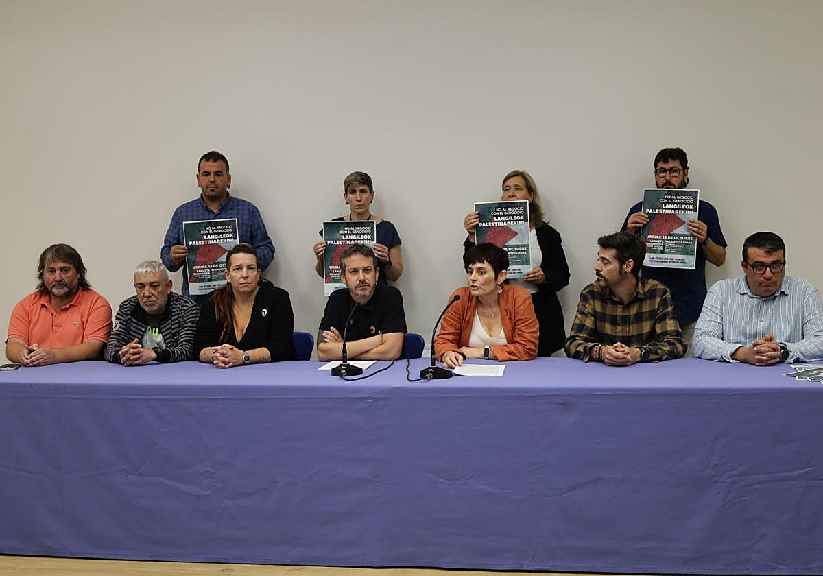 En el centro, el secretario general de CC OO Euskadi, Santi Martínez, y la coordinadora general de LAB, Garbiñe Aranburu.