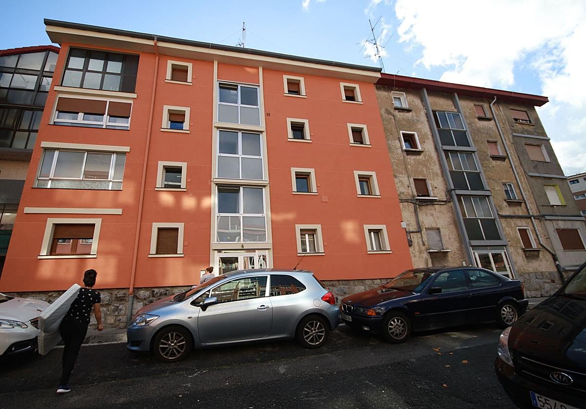 Imagen de archivo de un edificio de viviendas cuya fachada ha sido rehabilitada junto a otro todavía pendiente de reformar, en el Grupo Zazpilanda.