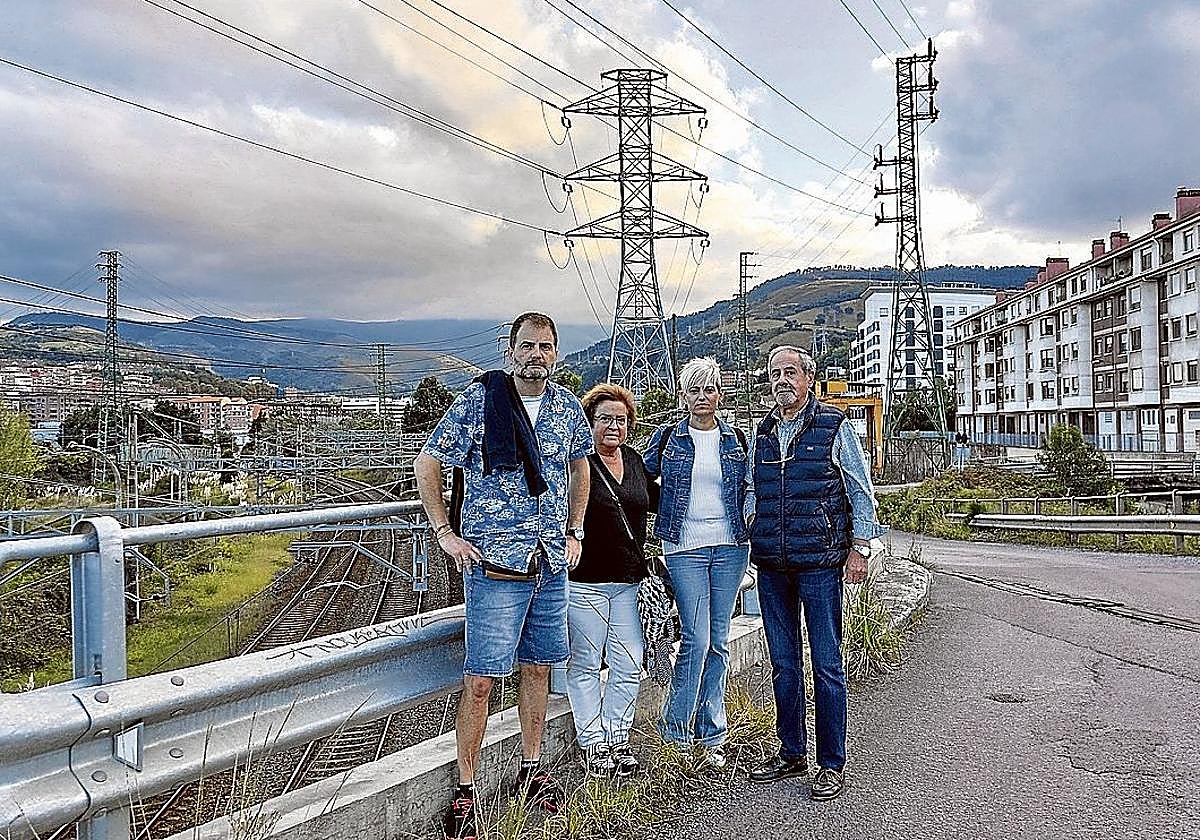 Gorka Cámara, Maite Rodríguez, Olga Díaz y Carlos Garrido cerca de donde irá la planta, junto a las vías.