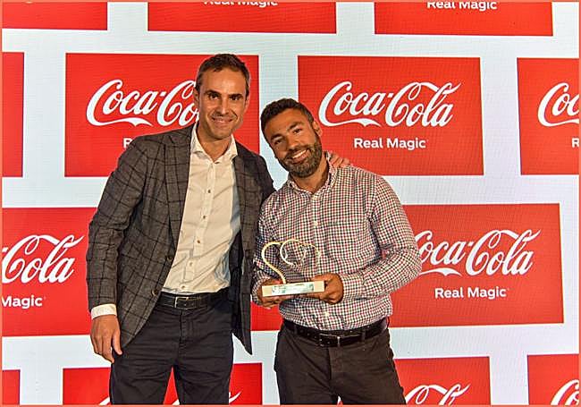 Aitor Parte (derecha) y José Gálvez, gerente de mercado local de Coca-Cola.