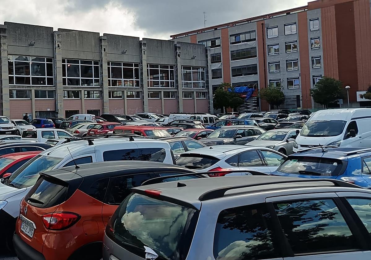 Unos 700 vehículos aparcan en el estacionamiento de Tartanga.