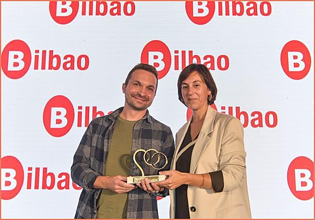 Víctor de Castro y Kontxi Claver, concejala de Desarrollo Económico, Comercio, Turismo y Empleo del Ayuntamiento de Bilbao.