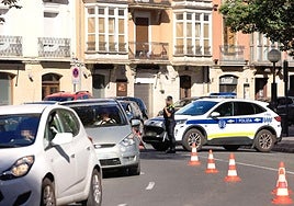 Patrulleros de la Policía Local en una calle de Vitoria.