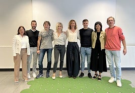 Ainhoa Arrizubieta, (Leartibai), Iñigo Arrieta (Eika), Agustín Bengoetxea (Kide), Maite Legarra (MCC), Leire Mugerza (MCC), Antxon Aranbarri (Eze Barrizar), Yanoba Mariezkurrena (Leartibai) e Iñaki Plaza (LAI). F. L.a..