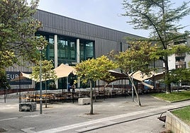 El entorno del Palacio de Congresos Europa se prepara para el congreso.