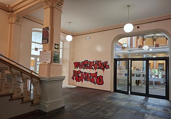 Pintada en el aulario del campus de Álava.