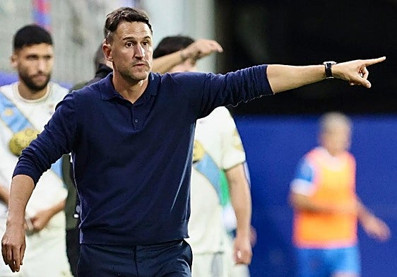 Beñat San José no paró de dar instrucciones a sus jugadores durante el partido ante el Deportivo.