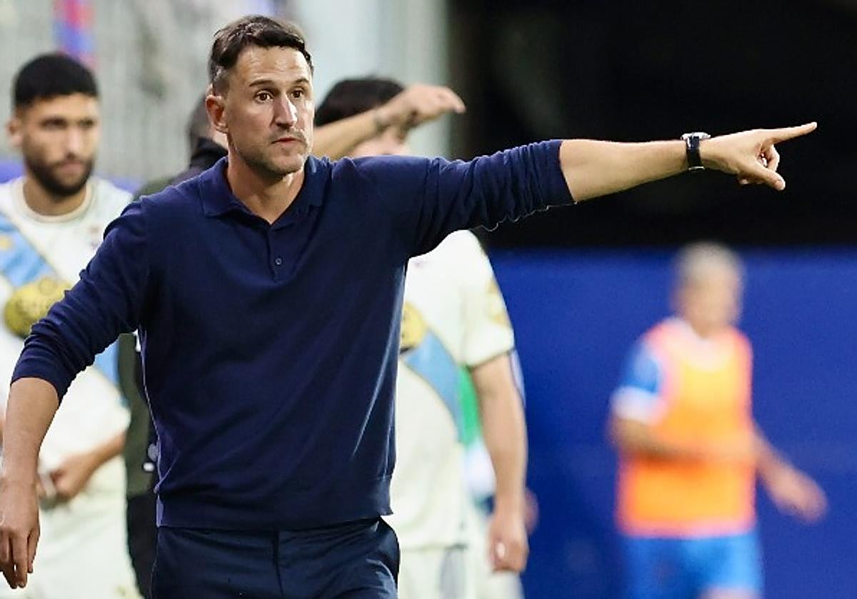 Beñat San José no paró de dar instrucciones a sus jugadores durante el partido ante el Deportivo.