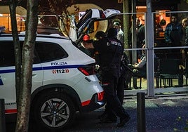 Ertzainas se preparan para registra el bloque en el que presuntamente se refugió uno de los atacantes.