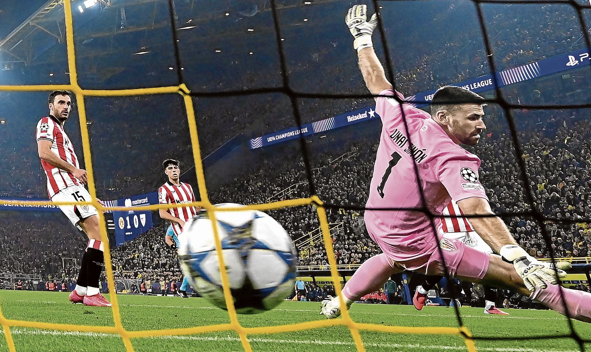 Unai Simón trata de impedir sin éxito el segundo tanto del Borussia en el partido del miércoles.
