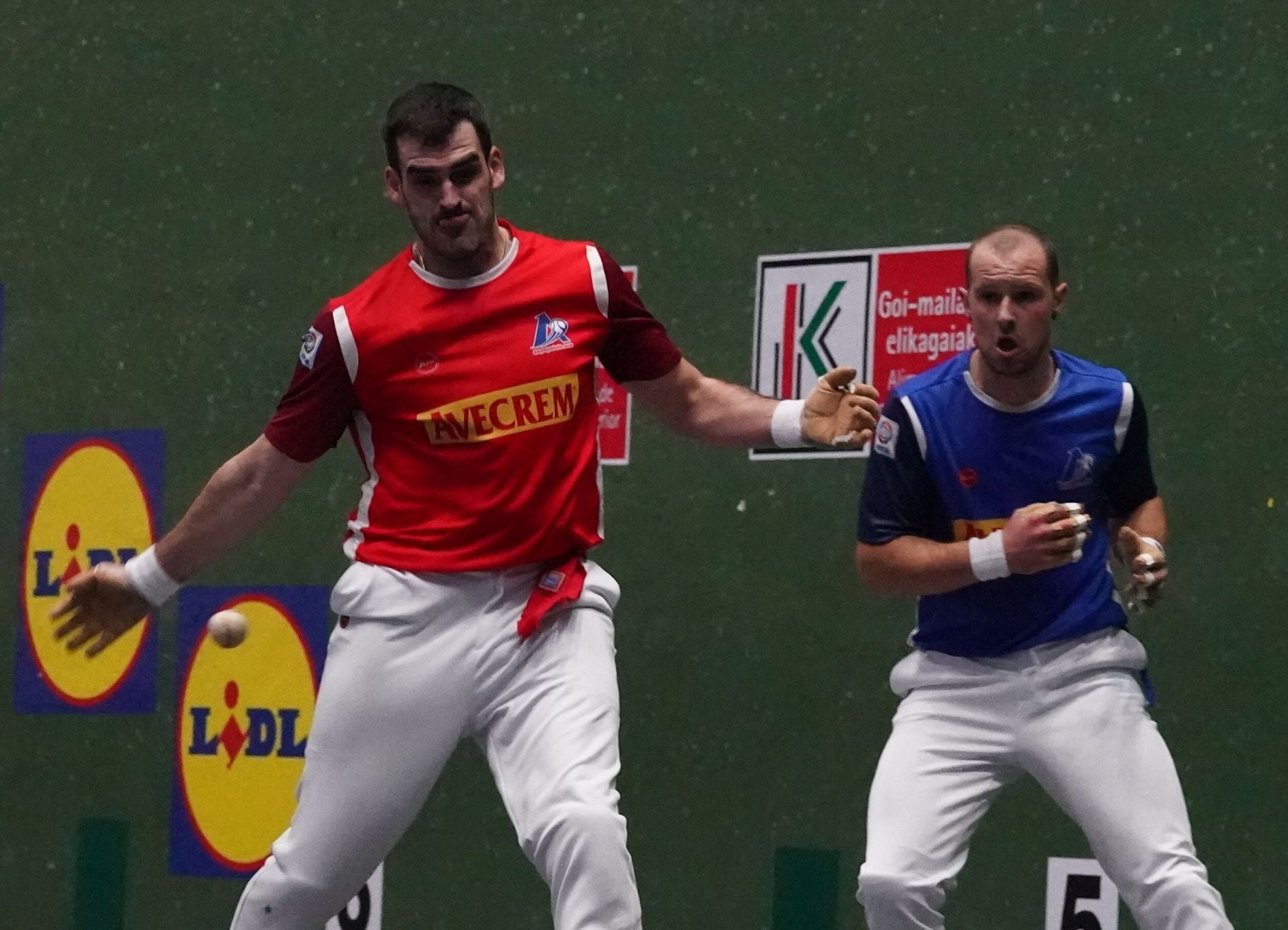 Ezkurdia contra Elordi, en un partido en el frontón del Deportivo de Bilbao.