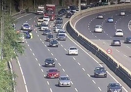 Dos heridos tras una colisión entre un camión y dos coches en Galdakao, sentido Bilbao