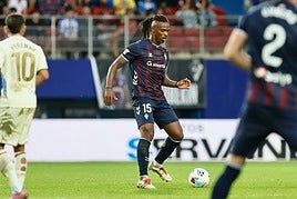 Jair Amador se ha ganado con dos grandes actuaciones la confianza de Beñat San José en una plaza que era propiedad de Arbilla hasta su expulsión en Huesca hace un mes.