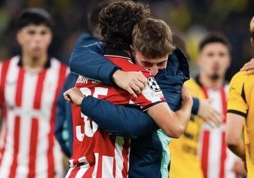 El bonito abrazo de Jauregizar al cachorro Ibon Sánchez por su debut en Champions