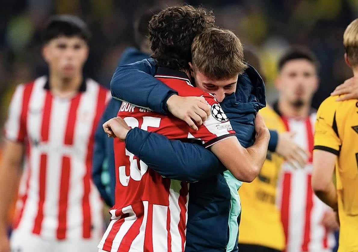 El bonito abrazo de Jauregizar al cachorro Ibon Sánchez por su debut en Champions