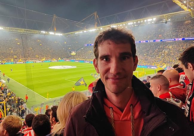 EL CORREO vivió desde la grada de animación el encuentro de Dortmund.