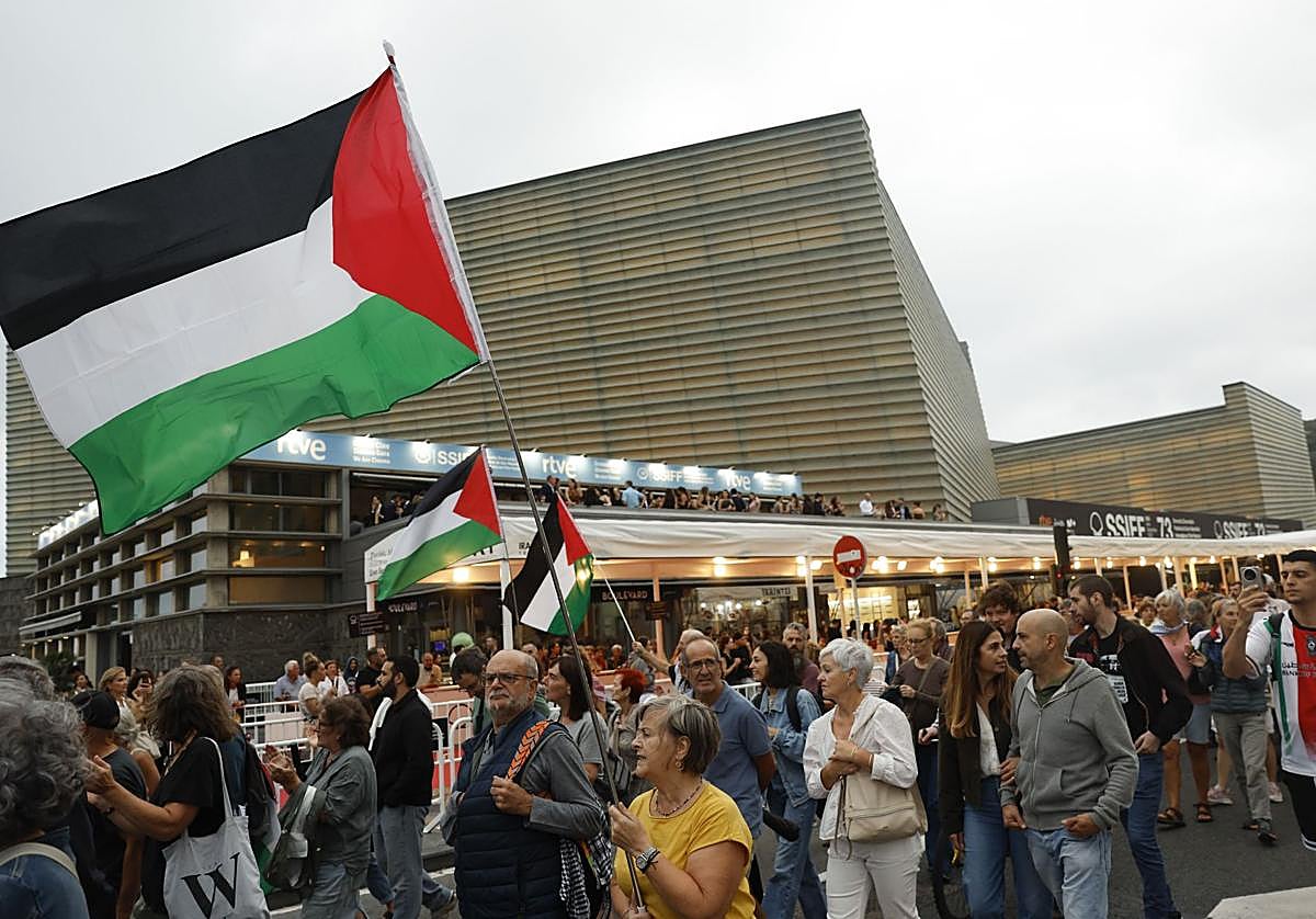 Manifestación a favor de Palestina en la 73 edición del Festival Internacional de Cine de San Sebastián.